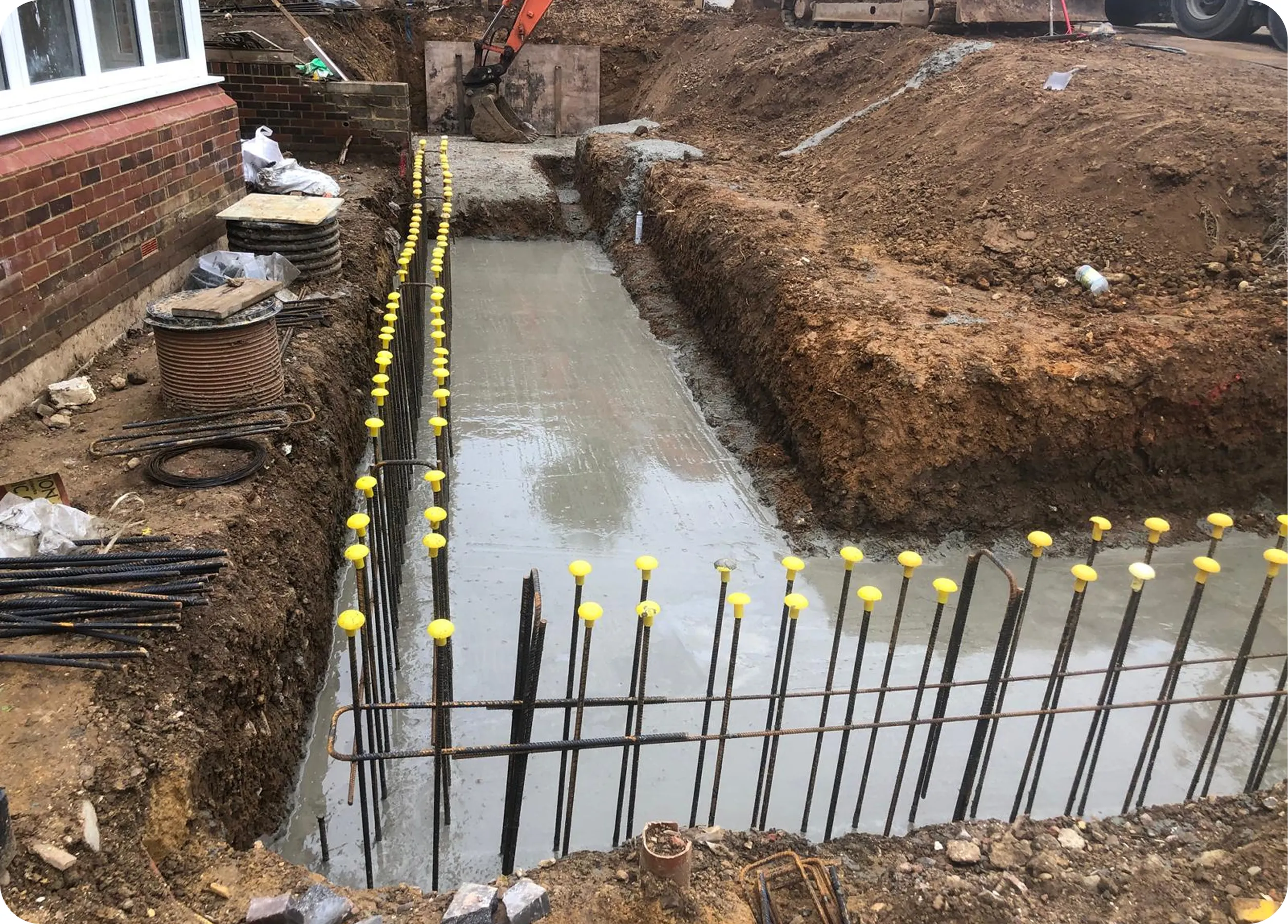 Reinforced concrete foundation with starter bars